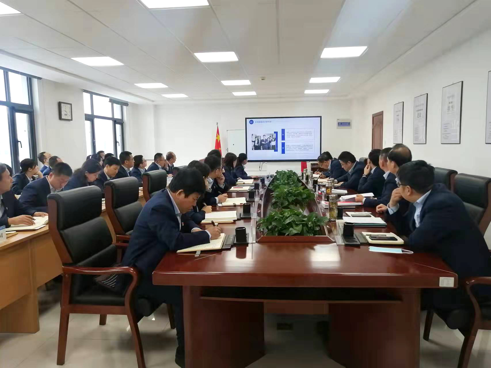 马博平台马博（中国）召开党委理论学习中心组集体学习会议(图2)