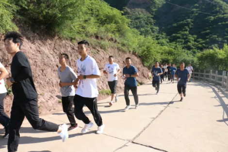 助力文旅市场 展示产投风采——马博平台马博（中国）组织开展员工登山比赛活动(图3)