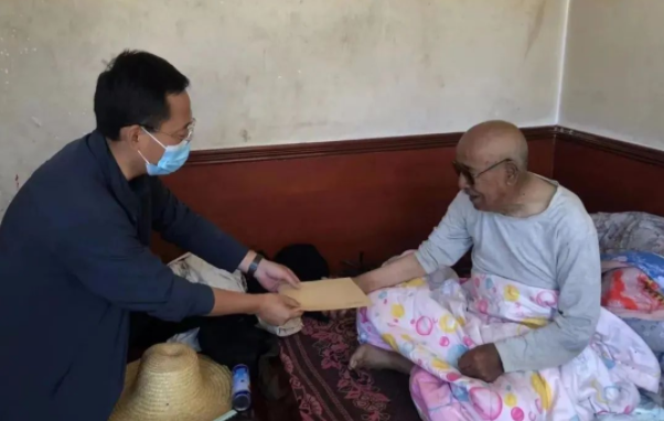 马博平台马博（中国）赴帮扶村对接工作并慰问困难党员(图2)